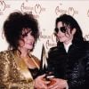 Elizabeth Taylor et Michael Jackson tiennent un trophée des American Music Awards en forme de pyramide transparente. La cérémonie est-elle organisée par les Illuminati ? Los Angeles, mars 2003.
