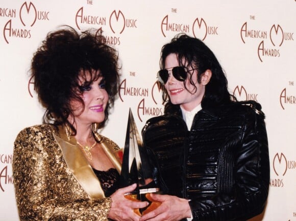 Elizabeth Taylor et Michael Jackson tiennent un trophée des American Music Awards en forme de pyramide transparente. La cérémonie est-elle organisée par les Illuminati ? Los Angeles, mars 2003.
