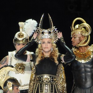 Madonna met en scène son couronnement au Super Bowl XLVI. Sa coiffe en forme de tête de Baphomet, figure occulte vénérée par les chevaliers de l'Ordre du Temple, est-elle un signe de son appartenance aux Illuminati ? Indianapolis, février 2012.