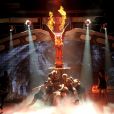 Lady Gaga en lingerie, assaillie par ses danseurs sous un ange et des flammes sur le plateau d'American Idol : une mise en scène orchestrée par les Illuminati ? Los Angeles, mai 2010.