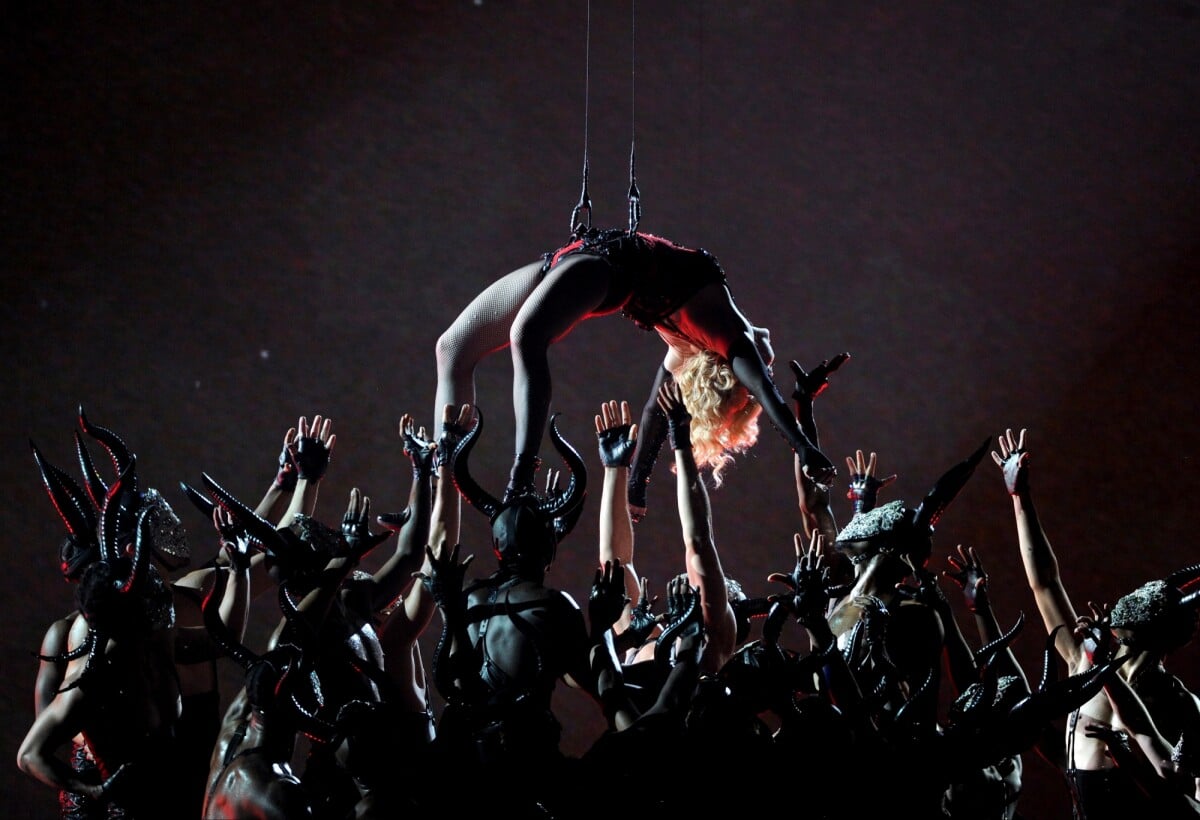 Photo : Madonna sélève au-dessus de ses danseurs coiffés de cornes de  démons aux 57e Grammy Awards. Chorégraphie spectaculaire ou rituel satanique  ? Los Angeles, février 2015. - Purepeople