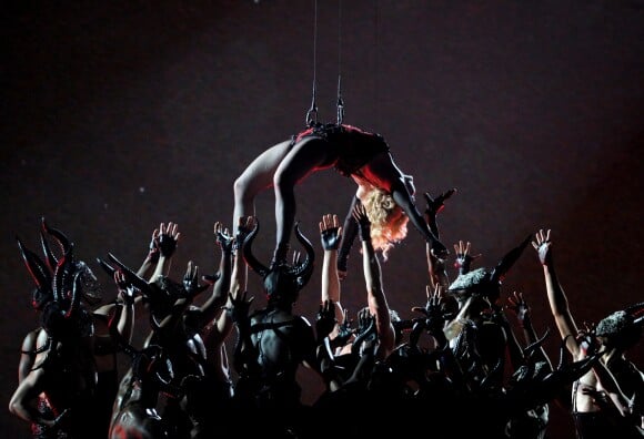 Madonna s'élève au-dessus de ses danseurs coiffés de cornes de démons aux 57e Grammy Awards. Chorégraphie spectaculaire ou rituel satanique ? Los Angeles, février 2015.