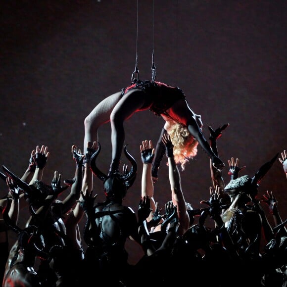 Madonna s'élève au-dessus de ses danseurs coiffés de cornes de démons aux 57e Grammy Awards. Chorégraphie spectaculaire ou rituel satanique ? Los Angeles, février 2015.