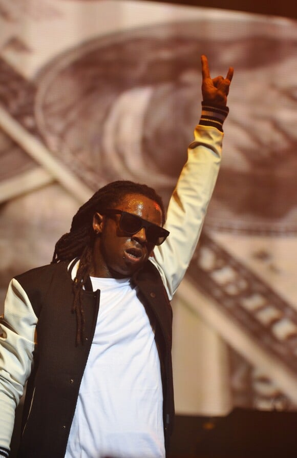 Lil Wayne en concert au Zénith de Paris. Réalise-t-il avec la main gauche le signe du rock ou un salut satanique ? Paris, octobre 2009.