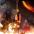 Katy Perry chante "Dark Horse" aux 56e Grammy Awards à Los Angeles. Croix chrétienne sur son costume, danseurs habillés en noir et flammes : a-t-on assisté à un énième rituel satanique ? Los Angeles, janvier 2014.