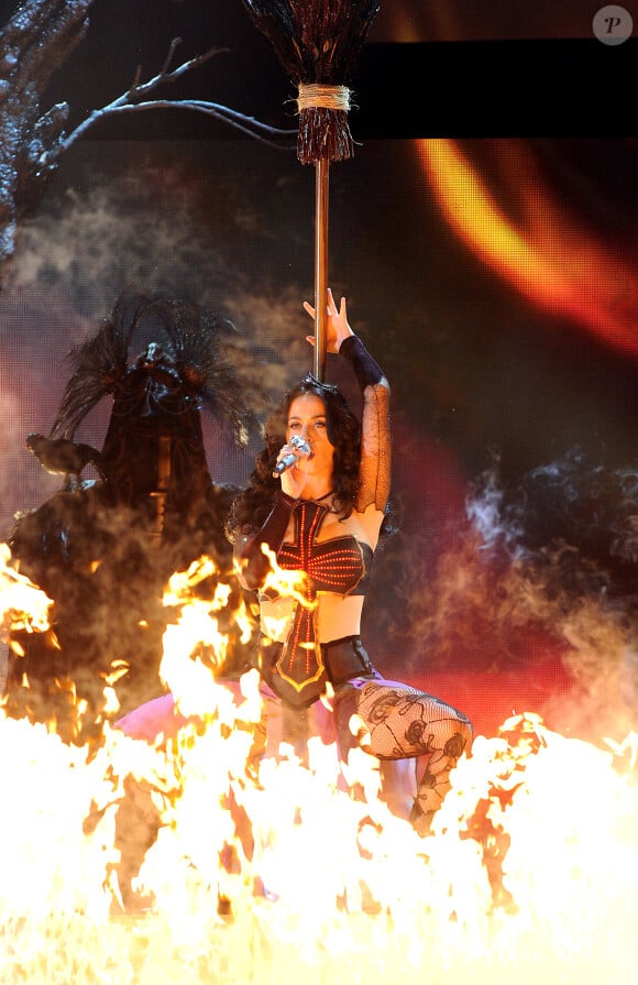 Katy Perry chante "Dark Horse" aux 56e Grammy Awards à Los Angeles. Croix chrétienne sur son costume, danseurs habillés en noir et flammes : a-t-on assisté à un énième rituel satanique ? Los Angeles, janvier 2014.