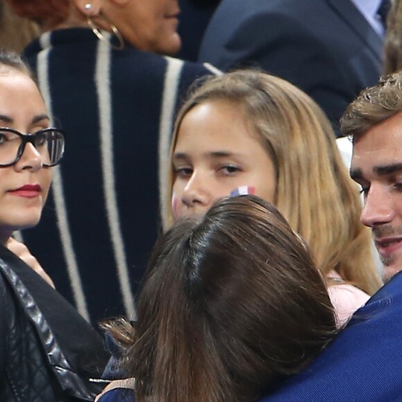 Antoine Griezmann et sa compagne Erika Choperena - Les joueurs retrouvent leur famille dans les tribunes à la fin du match de quart de finale de l'UEFA Euro 2016 France-Islande au Stade de France à Saint-Denis le 3 juillet 2016. © Cyril Moreau / Bestimage