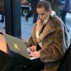 Rose McGowan dans un Apple Store à New York le 22 Novembre 2016  Actress Rose McGowan at the Apple Store in downtown Manhattan, New York on November 22, 2016. She worked on her computer while she was out.22/11/2016 - New York