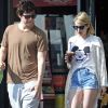 Exclusif - Emma Roberts et son compagnon Evan Peters font un stop chez Coffee Bean à West Hollywood le 18 Mars 2016.
