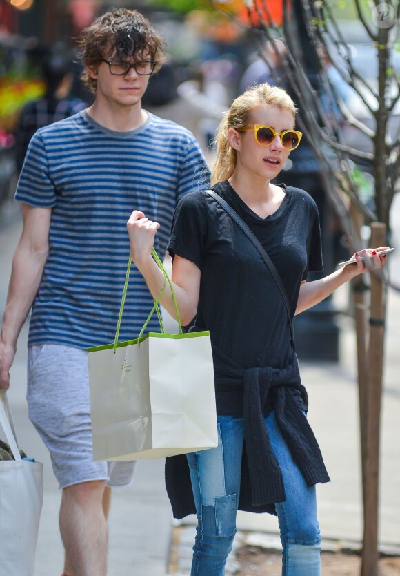 Emma Roberts et son fiancé Evan Peters - People à la sortie du Bowery Hotel à New York, le 5 mai 2015.