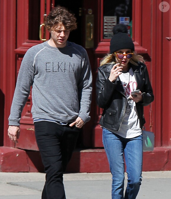 Emma Roberts et son petit ami Evan Peters se promènent dans les rues de New York, le 13 avril 2015