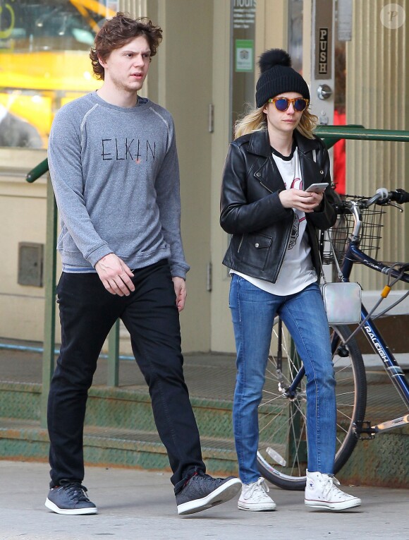 Emma Roberts et son petit ami Evan Peters se promènent dans les rues de New York, le 13 avril 2015