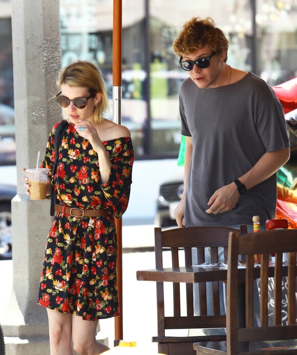 Emma Roberts et son fiancé Evan Peters sont allés déjeuner à West Hollywood, le 29 avril 2014