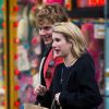 Exclusif - Emma Roberts et son fiancé Evan Peters font du shopping à New York, le 22 avril 2014.