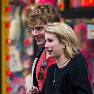 Exclusif - Emma Roberts et son fiancé Evan Peters font du shopping à New York, le 22 avril 2014.