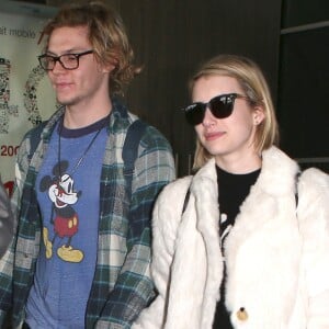 Emma Roberts et son fiancé Evan Peters arrivent à l'aéroport Roissy Charles-de-Gaulle à Paris. Le 26 février 2014