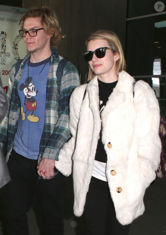 Emma Roberts et son fiancé Evan Peters arrivent à l'aéroport Roissy Charles-de-Gaulle à Paris. Le 26 février 2014