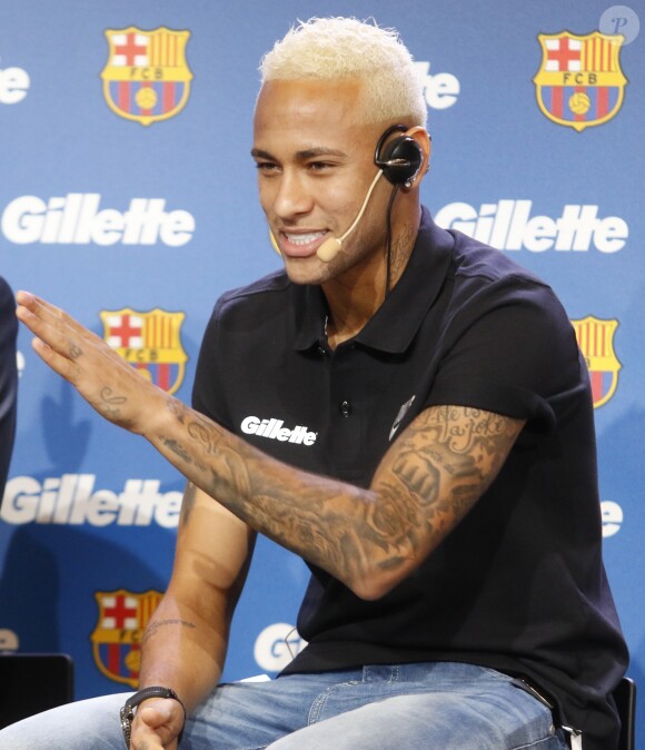 Le footballeur Neymar en promotion pour Gillette à Barcelone le 15 septembre 2016.