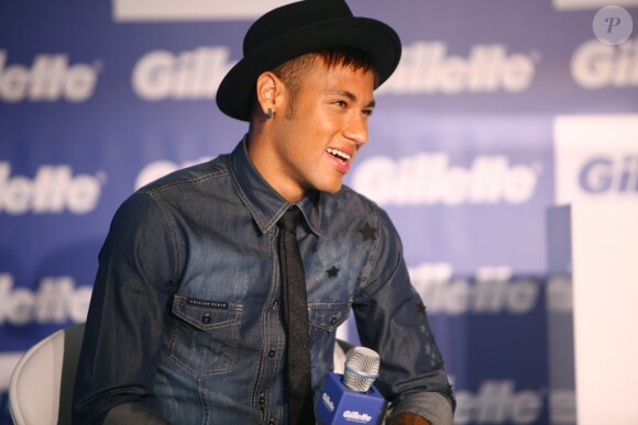 Le footballeur brésilien Neymar fait la promotion d'un nouveau rasoir pour la marque "Gillette" à Barcelone. Le 21 septembre 2015