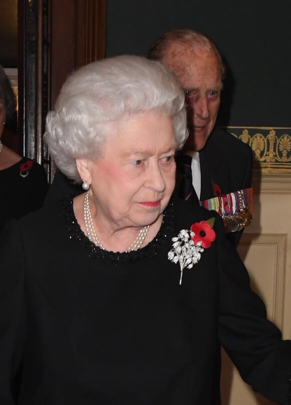 La reine Elisabeth II assiste au festival royal annuel du souvenir au Royal Albert Hall à Londres, le 12 novembre 2016.