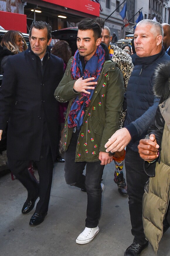 Joe Jonas et son groupe les DNCE quittent une interview à New York, le 23 novembre 2016