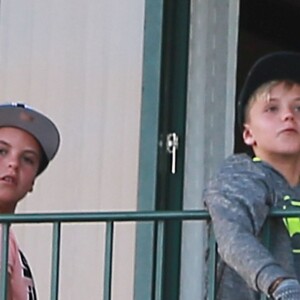 Exclusif - Britney Spears et ses fils Sean et Jaden lancent des avions en papier depuis le balcon de leur hôtel lors de leurs vacances à Hawaii, le 7 août 2016