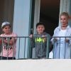 Exclusif - Britney Spears et ses fils Sean et Jaden lancent des avions en papier depuis le balcon de leur hôtel lors de leurs vacances à Hawaii, le 7 août 2016