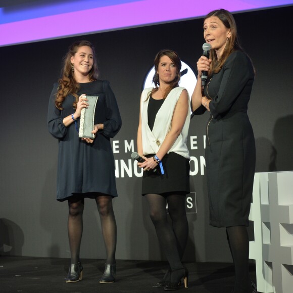 Exclusif - Laurence Ferrari, Trophée du Coeur pour Adèle Galey et Joséphine Bouchez (cofondatrices de l'association Ticket For Change) - 24ème édition des "Femmes en Or Innovation Day 2016" à l'Hôtel de Ville de Paris le 29 novembre 2016. © Veeren/Bestimage