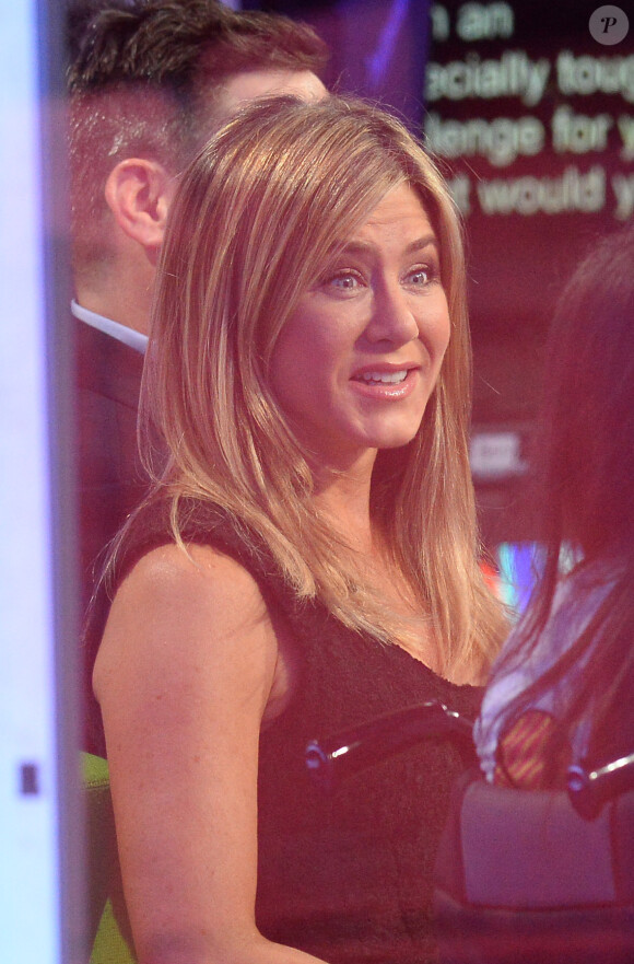 Jennifer Aniston sur le plateau de l'émission "The One Show" présentée par Alex Jones enceinte dans les studios de la BBC à Londres, Royaume Uni, le 21 novembre 2016.