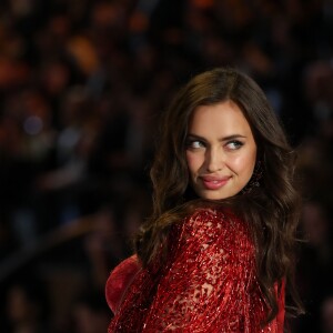 Irina Shayk - Défilé Victoria's Secret Paris 2016 au Grand Palais à Paris, le 30 novembre 2016. © Cyril Moreau/Bestimage