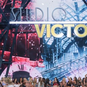 Luma Grothe, Alanna Arrington, Maggie Laine, Irina Shayk enceinte, Joan Smalls, Lily Donaldson, Romee Strijd, Stella Maxwell, Josephine Skriver, Adriana Lima, Elsa Hosk, Alessandra Ambrosio, Taylor Hill, Martha Hunt, Sara Sampaio, Lais Ribeiro, Gigi Hadid, Kendall Jenner, Izabel Goulart, Barbara Fialho, Devon Windsor, Daniela Braga - Défilé Victoria's Secret Paris 2016 au Grand Palais à Paris, le 30 novembre 2016. © Cyril Moreau/Bestimage