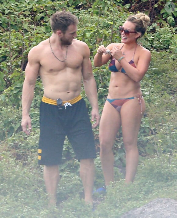 Hilary Duff profite d'une belle journée ensoleillée avec son compagnon Jason Walsh sur une plage de Puerto Vallarta au Mexique, le 11 novembre 2016