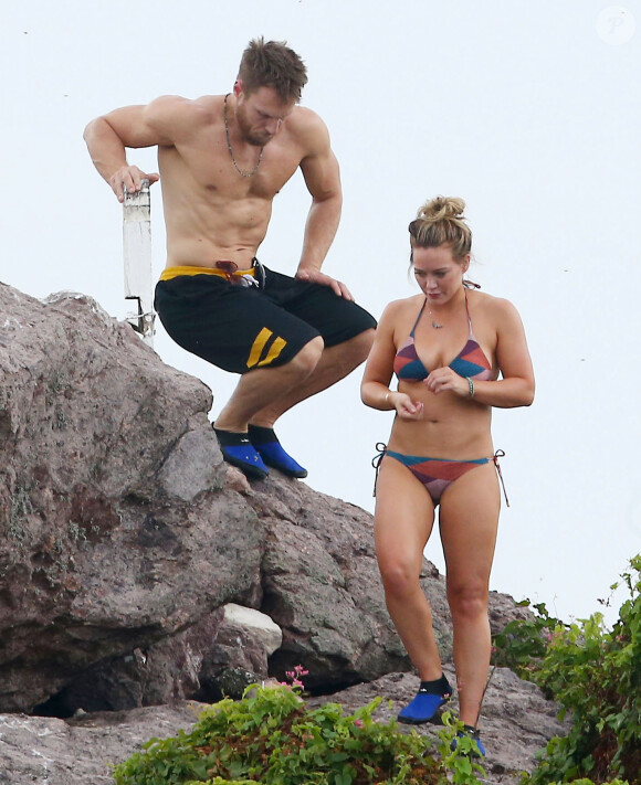 Hilary Duff profite d'une belle journée ensoleillée avec son compagnon Jason Walsh sur une plage de Puerto Vallarta au Mexique, le 11 novembre 2016