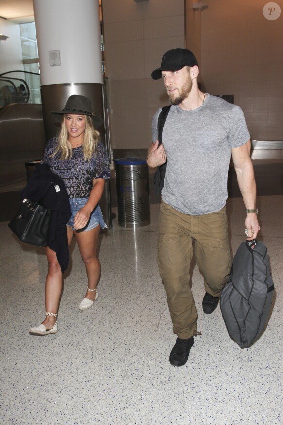 Hilary Duff et son compagnon Jason Walsh à l'aéroport Lax de Los Angeles le 10 novembre 2016