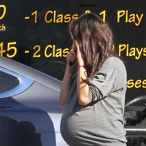 Mila Kunis, très enceinte, à la sortie d'une crèche à Studio City, le 29 novembre 2016.