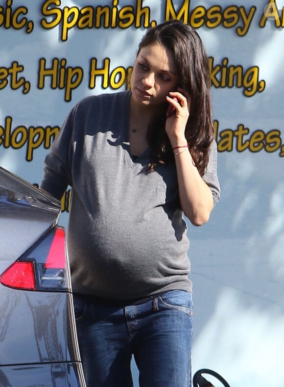 Mila Kunis, très enceinte, à la sortie d'une crèche à Studio City, le 29 novembre 2016.