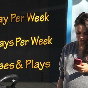 Mila Kunis, très enceinte, à la sortie d'une crèche à Studio City, le 29 novembre 2016.