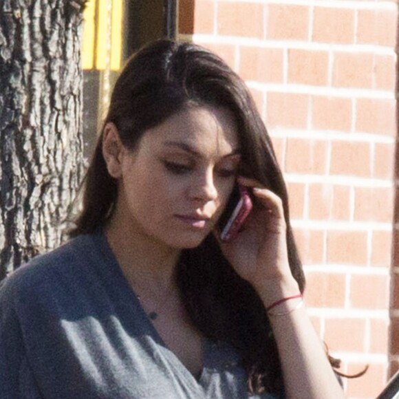 Mila Kunis, très enceinte, à la sortie d'une crèche à Studio City, le 29 novembre 2016.