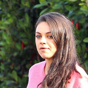 Exclusif - Mila Kunis enceinte fait du shopping avec son mari Ashton Kutcher à Studio City, le 21 novembre 2016