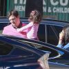Exclusif - Mila Kunis très enceinte est allée prendre le petit déjeuner avec son mari Ashton Kutcher et sa fille Wyatt à Studio City, le 19 novembre 2016