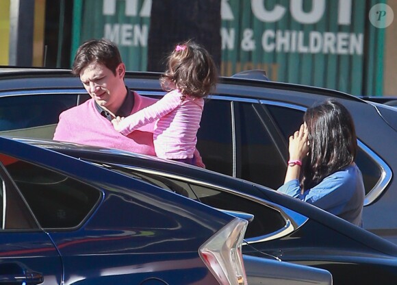 Exclusif - Mila Kunis très enceinte est allée prendre le petit déjeuner avec son mari Ashton Kutcher et sa fille Wyatt à Studio City, le 19 novembre 2016