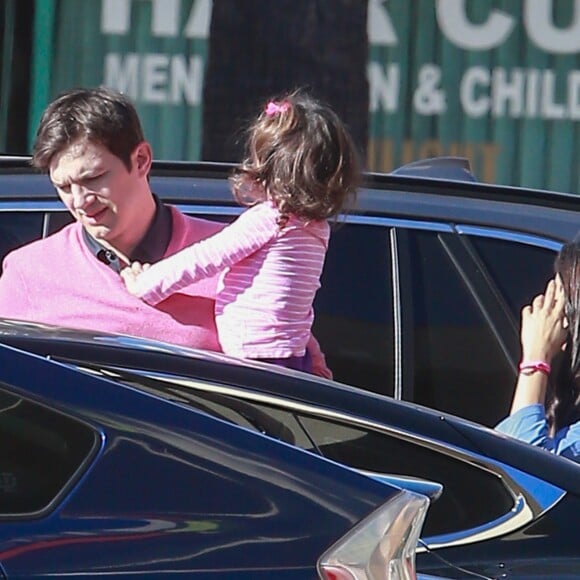 Exclusif - Mila Kunis très enceinte est allée prendre le petit déjeuner avec son mari Ashton Kutcher et sa fille Wyatt à Studio City, le 19 novembre 2016