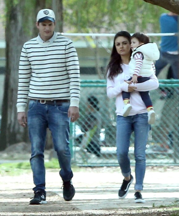 Exclusif - Prix spécial - Mila Kunis et son mari Ashton Kutcher se promènent avec leur fille Wyatt dans un parc à Studio City, le 13 mars 2016