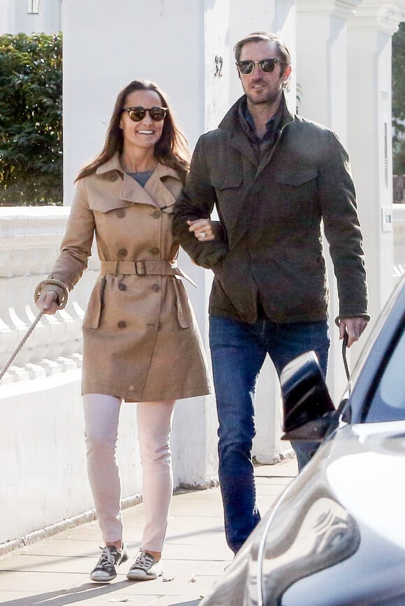 Pippa Middleton et son fiancé James Matthews promènent leurs chiens dans les rues de Londres le 23 octobre 2016.