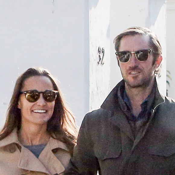 Pippa Middleton et son fiancé James Matthews promènent leurs chiens dans les rues de Londres le 23 octobre 2016.