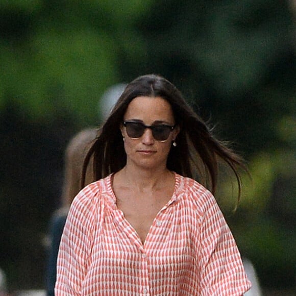 Pippa Middleton, récemment fiancée à James Matthews, promène son chien en début de soirée dans le quartier de Chelsea à Londres, le 25 juillet 2016.