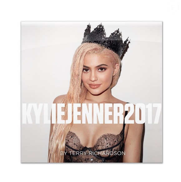 Kylie Jenner dévoile la couverture de son calendrier 2017 signé Terry Richardson. Photo publiée sur Instagram le 4 décembre 2016.