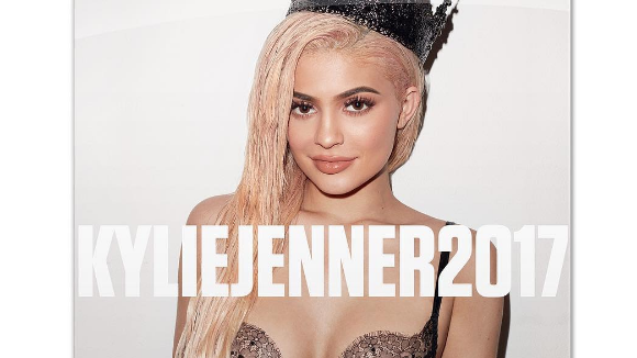 Kylie Jenner sort son calendrier très sexy signé Terry Richardson
