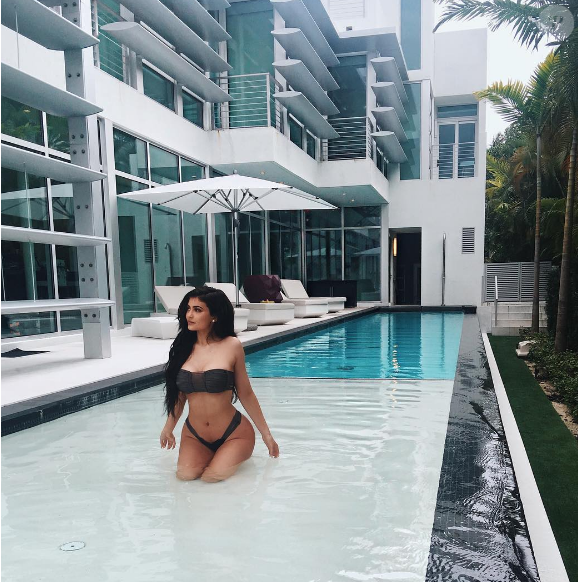 Kylie Jenner se la coule douce en bikini sexy. Photo publiée sur Instagram le 4 décembre 2016.