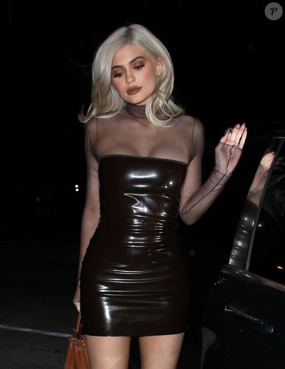 Kylie Jenner, blonde platine, se promène dans les rues de West Hollywood, le 22 septembre 2016.